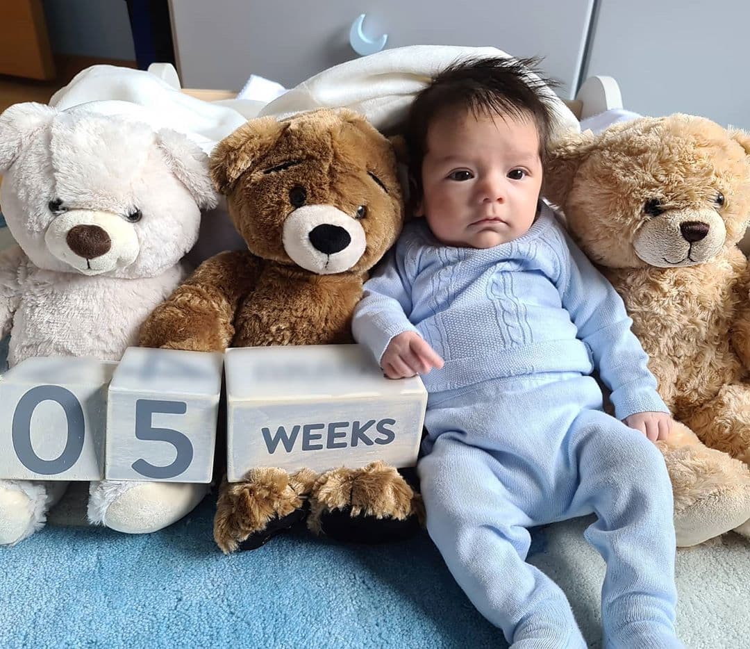 La actriz compartió a través de sus Instagram stories que para ella son momentos nostálgicos, pues se da cuenta que su bebé está creciendo muy rápido y el tiempo pasa volando. Además, por ahí anunció también que por motivo del cumple mes de su hijo, ella estaría regalando algunas cosas para sus seguidores.