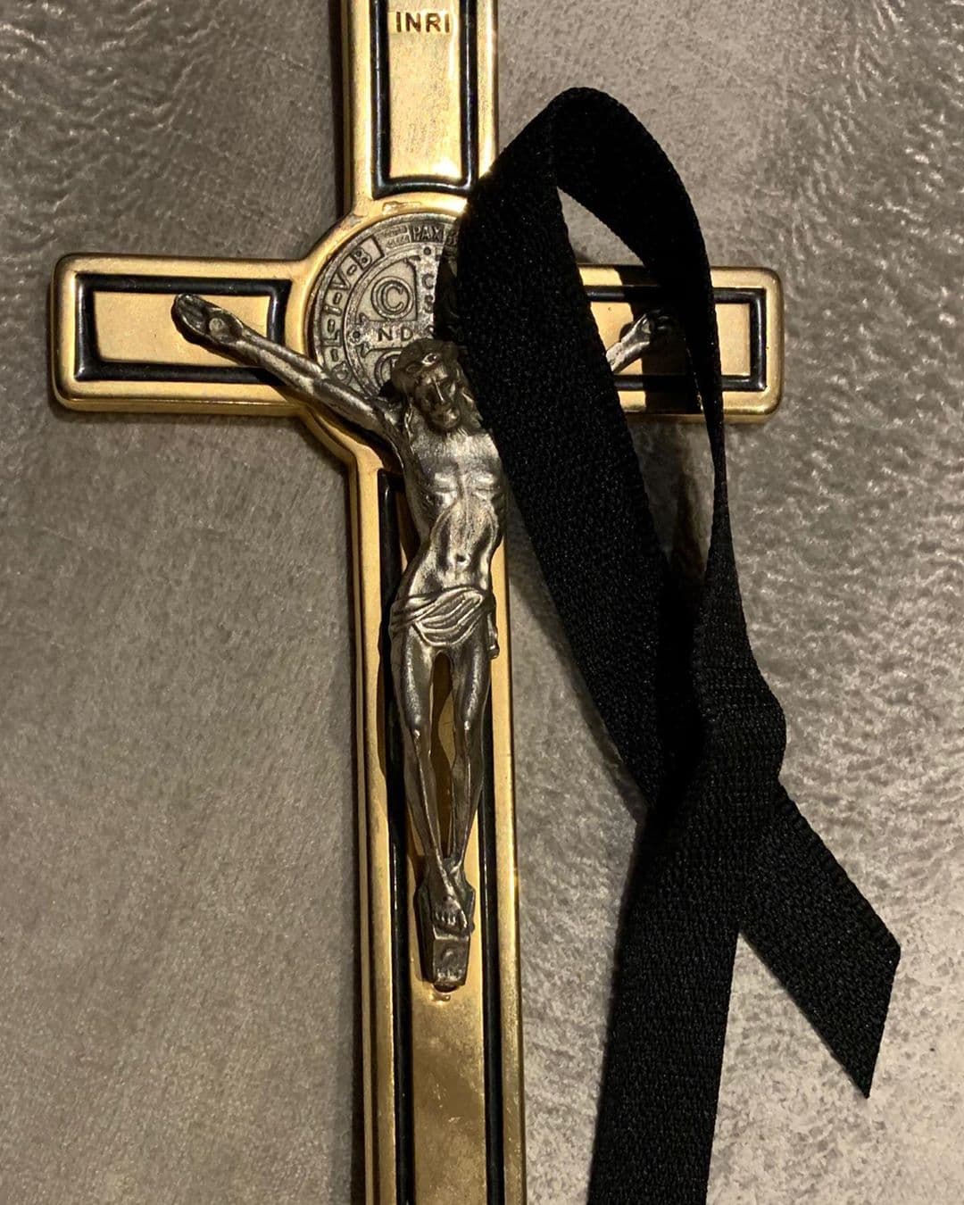 Tras la pérdida del comediante, Verónica Castro, compartió una foto de un crucifijo y un lazo negro, junto a la frase "Q.E.P.D. MANU", deseado la mejor partida de su ex pareja y padre de su hijo.