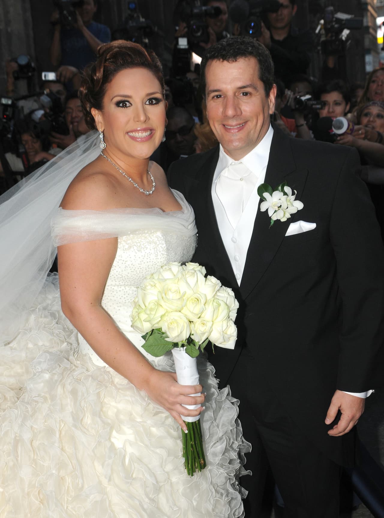 La actriz mexicana, Angélica Vale se casó un febrero del 2011 prometiendo amor eterno a Otto Pardón. El vestido que lució en aquella ocasión era color blanco perla y fue diseñado por David Salomón.