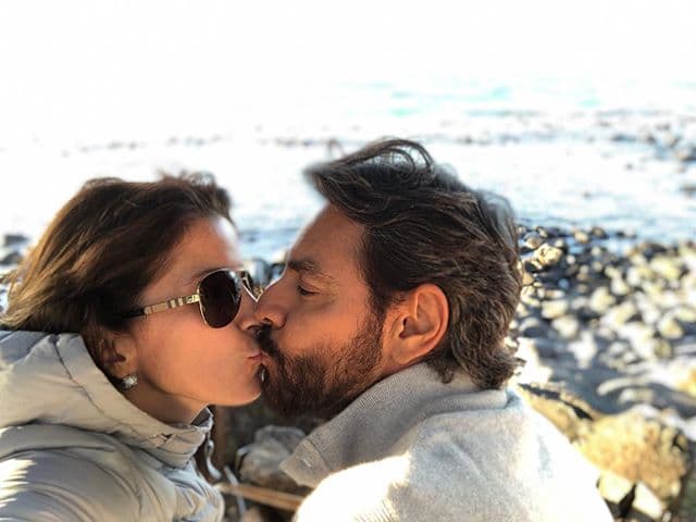 En su propuesta matrimonial, Eugenio, se disfrazó de un príncipe enmascarado, llegó en un caballo blanco, se quitó la máscara y le pidió a la cantante que se casara con él, en un gesto de gran romanticismo.