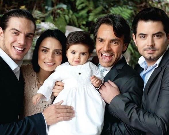 No solo son físicamente muy parecidos a su padre, Eugenio Derbez, Aislinn, Vadhir y José Eduardo los une su amor por la actuación. Cada uno ha ido labrando su propia carrera en la actuación, Vadhir recientemente incursionó en la música. ¿Será que la menor de los Derbez, Aitana, se dedicará a lo mismo?