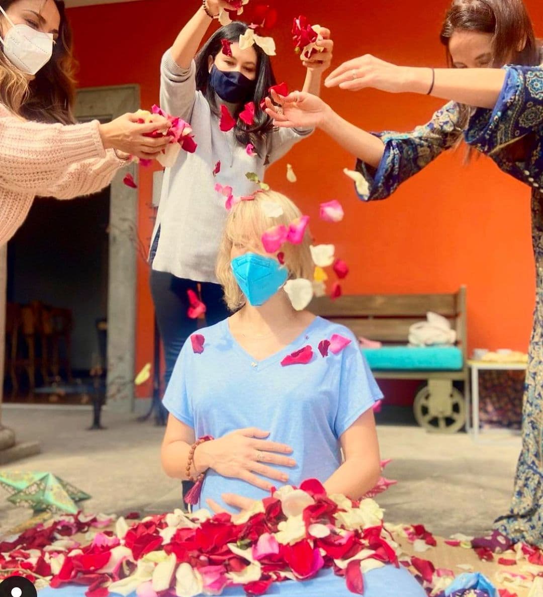 La actriz mencionó a Angelique Boyer y Maria del Carmen Félix como un par más de amigas que no pudieron estar presentes de manera física en su ceremonia, pero a quienes sintió presentes en su corazón.