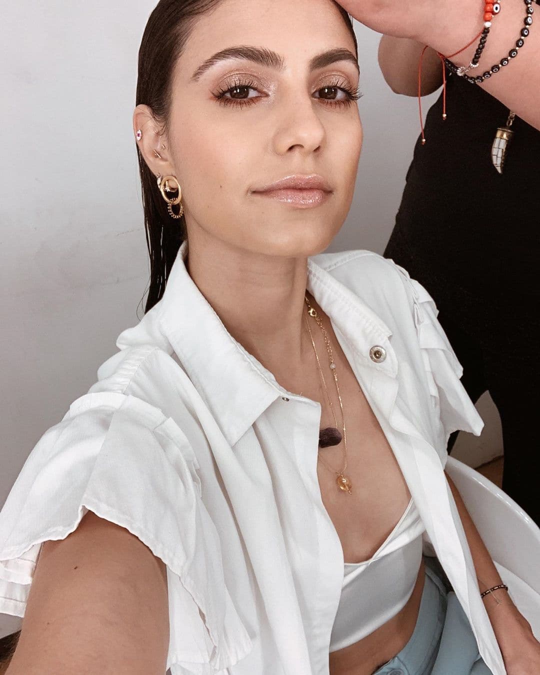 Cejas al natural: Contrastando con los años 2000, en los que la ceja ultra delgada era la preferencia de muchas, se cambió el estilo por uno más natural, al que le saben sacar partido famosas como Bárbara López.