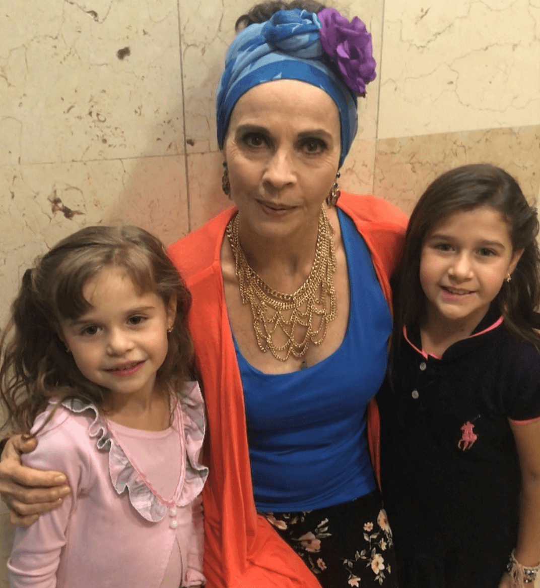 Con sus más de 67 mil seguidores, ha presumido algunas postales con varios artistas, entre ellos Consuelo Duval, Omar Chaparro, Ferdinando Valencia y Brenda Kellermann.
<br>
<br>En esta foto aparece junto a la actriz de Vecinos, Macaria y su hermana menor, Romina, quien también ha seguido sus pasos en la actuación desde temprana edad.