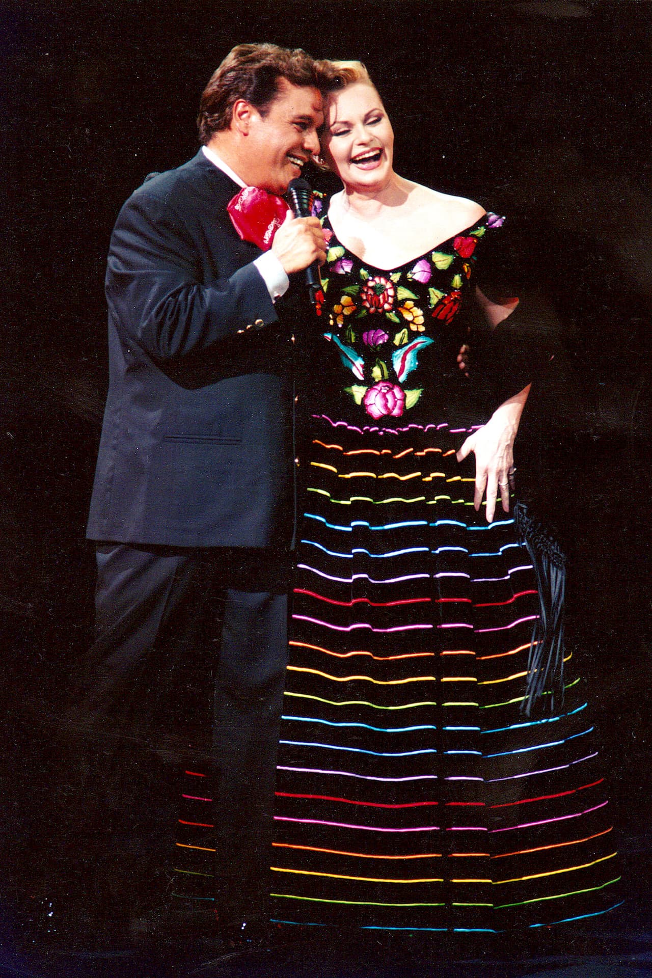 Aunque en la década de los 70, Juan Gabriel y Rocío Dúrcal mantenían una relación de amistad que parecía inseparable, sin embargo, con el paso de los años esto terminó en una enemistad, al punto en el que el cantante no envió condolencias a la familia de la española cuando la artista murió en el 2006. Se sabe que ambos eran grandes amigos, pero con temperamentos fuertes que los hicieron chocar en repetidas ocasiones, sin embargo, el quiebre más fuerte en su relación fue cuando las disqueras de ambos artistas tuvieron problemas legales, en los que a Rocío Dúrcal se le prohibió interpretar temas del Divo de Juárez.