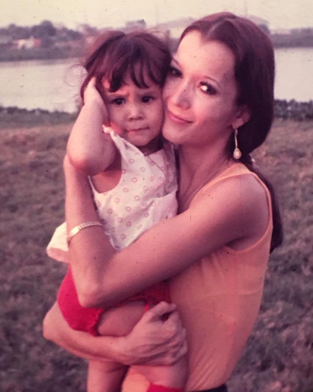 Biby Gaytán comparte foto de la infancia y luce idéntica a su madre