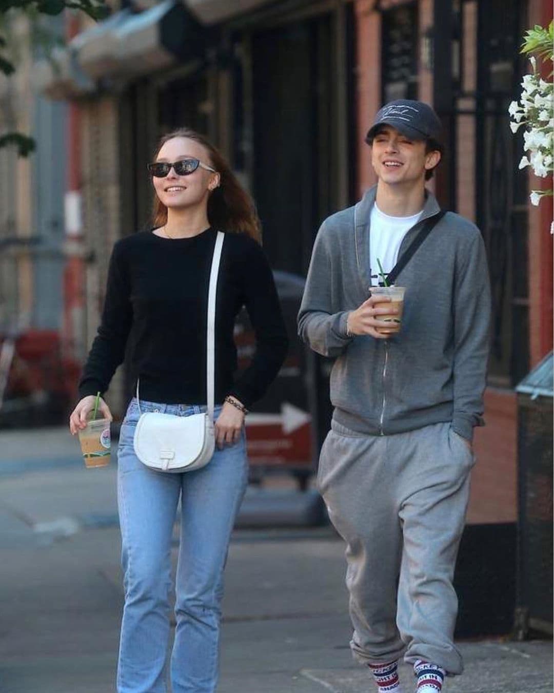 Después de más de un año juntos, Timothée Chalamet y Lily-Rose Depp han mantenido en secreto su relación, y a pesar de que no se sabe mucho de ellos, cada vez que se les ve juntos, claramente salen chispas de amor.