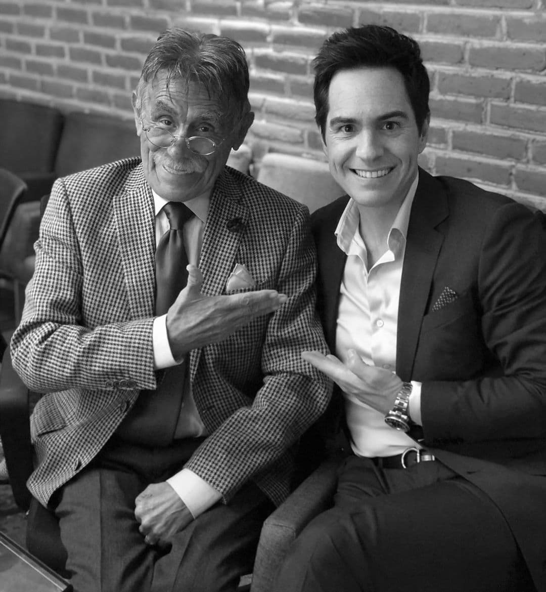 Tenía 16 años cuando consiguió su primera oportunidad profesional en un programa de televisión llamado “La Otra Cosa”, de Héctor Suárez. A los pocos años después, el actor se mudó a Los Ángeles para estudiar actuación en el Joanne Baron Studio de Santa Monica. Durante estos años, a la par de su formación académica, Mauricio consiguió su primer papel en cine, con un pequeño personaje en la película “Message in a Bottle”, cinta protagonizada por Kevin Costner y Robin Wright.