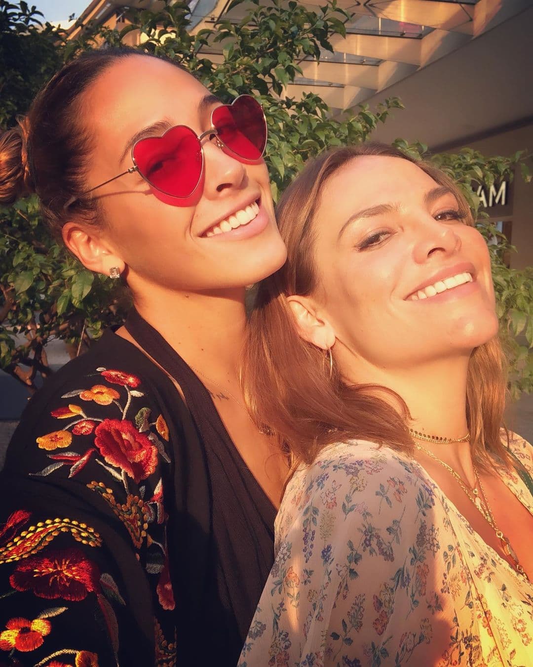 Hoy, Sofía tiene 27 años de edad y a través de las redes sociales, se puede ver lo bien que se llevan y además, físicamente son igualitas, muchos podrían pensar que son hermanas.