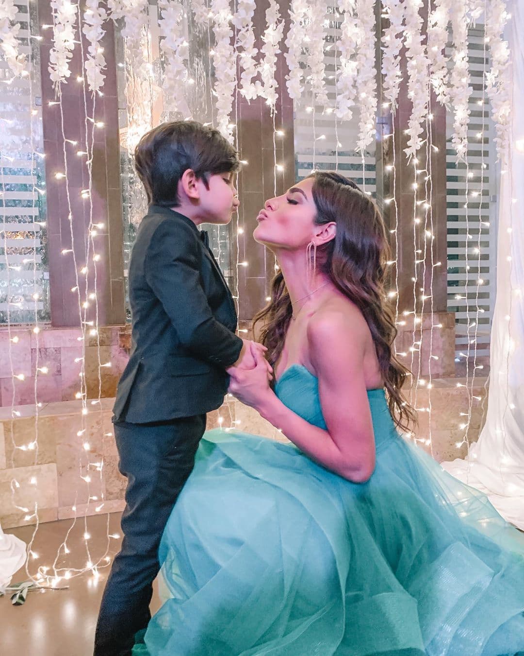 A pesar de que en esos momentos el corazón de la presentadora de Univisión se rompió en pedazos, hoy en día, al igual que otras famosas que no conocieron a sus bebés, vive al máximo su maternidad, ella luego de convertirse en mamá del pequeño Matteo, en el 2015.