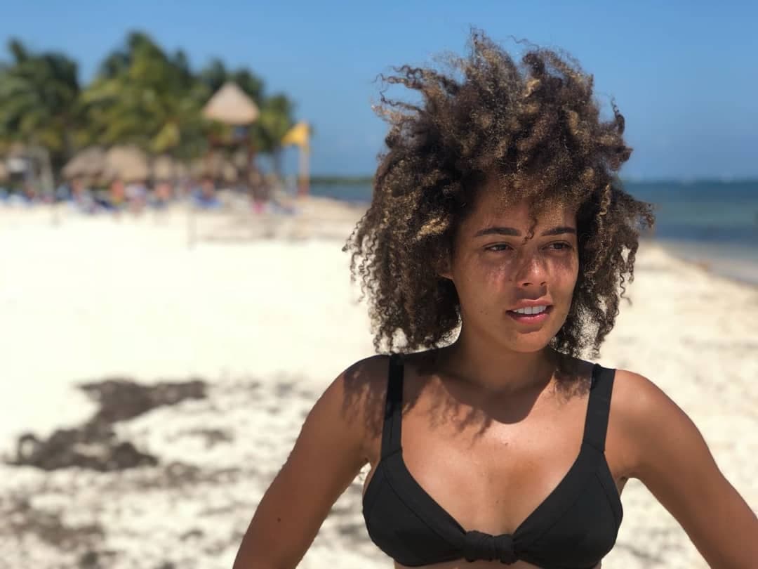 Brenda Kellerman tiene una larga historia aprendiendo a cuidar su cabello. En esta entrevista para UNICABLE, la actriz de raíces afro y oriunda de Costa Rica comparte algunas mascarillas y remedios con los que logra esa melena rizada de ensueño.