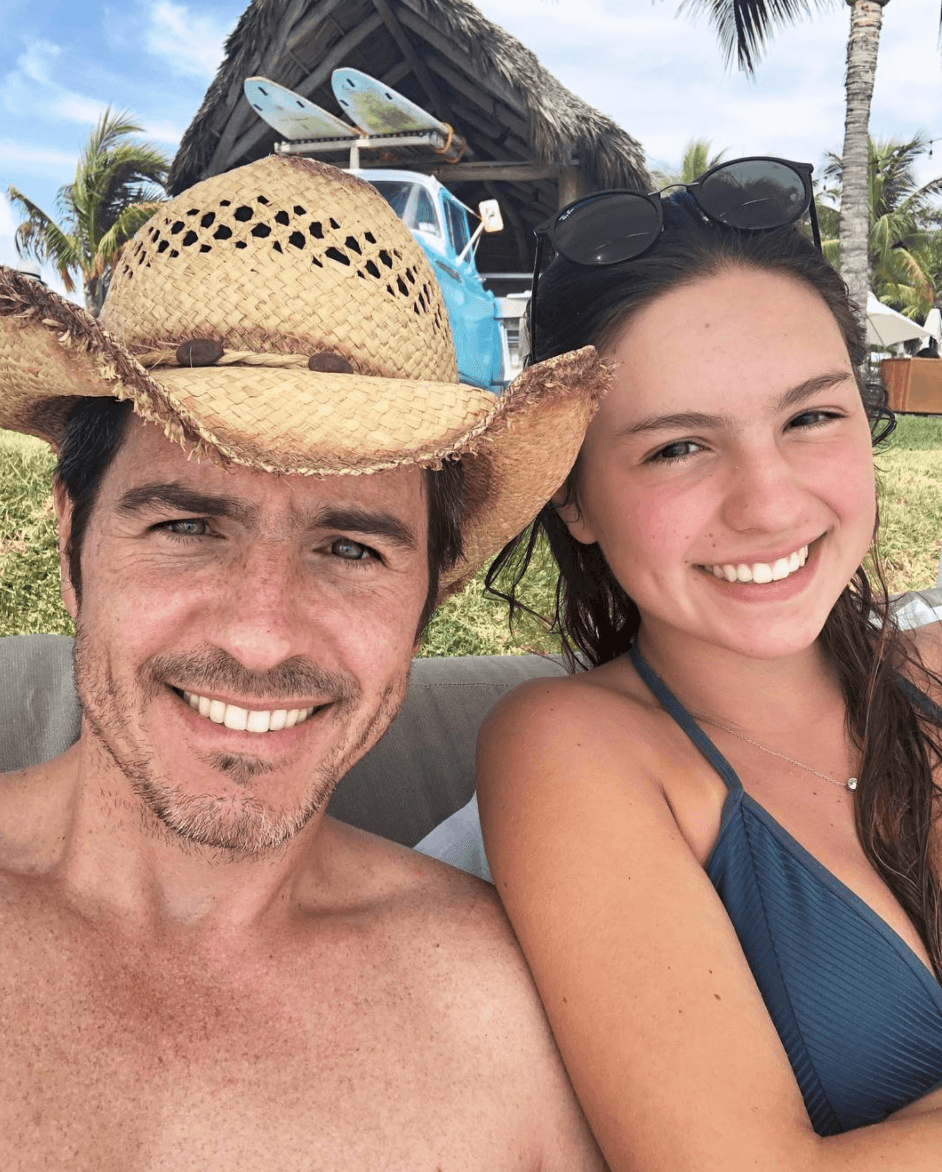 Actualmente, Lorenza estudia en el extranjero y cuando llegó el momento de despedirse de ella, Mauricio le dedicó un emotivo mensaje en Instagram: “Hoy empiezas una nueva aventura en tu vida y solo quiero decirte que estoy muy orgulloso de ti y muy agradecido contigo porque hoy soy un mejor ser humano gracias a ti. ¡Te amo con todo mi ser!”