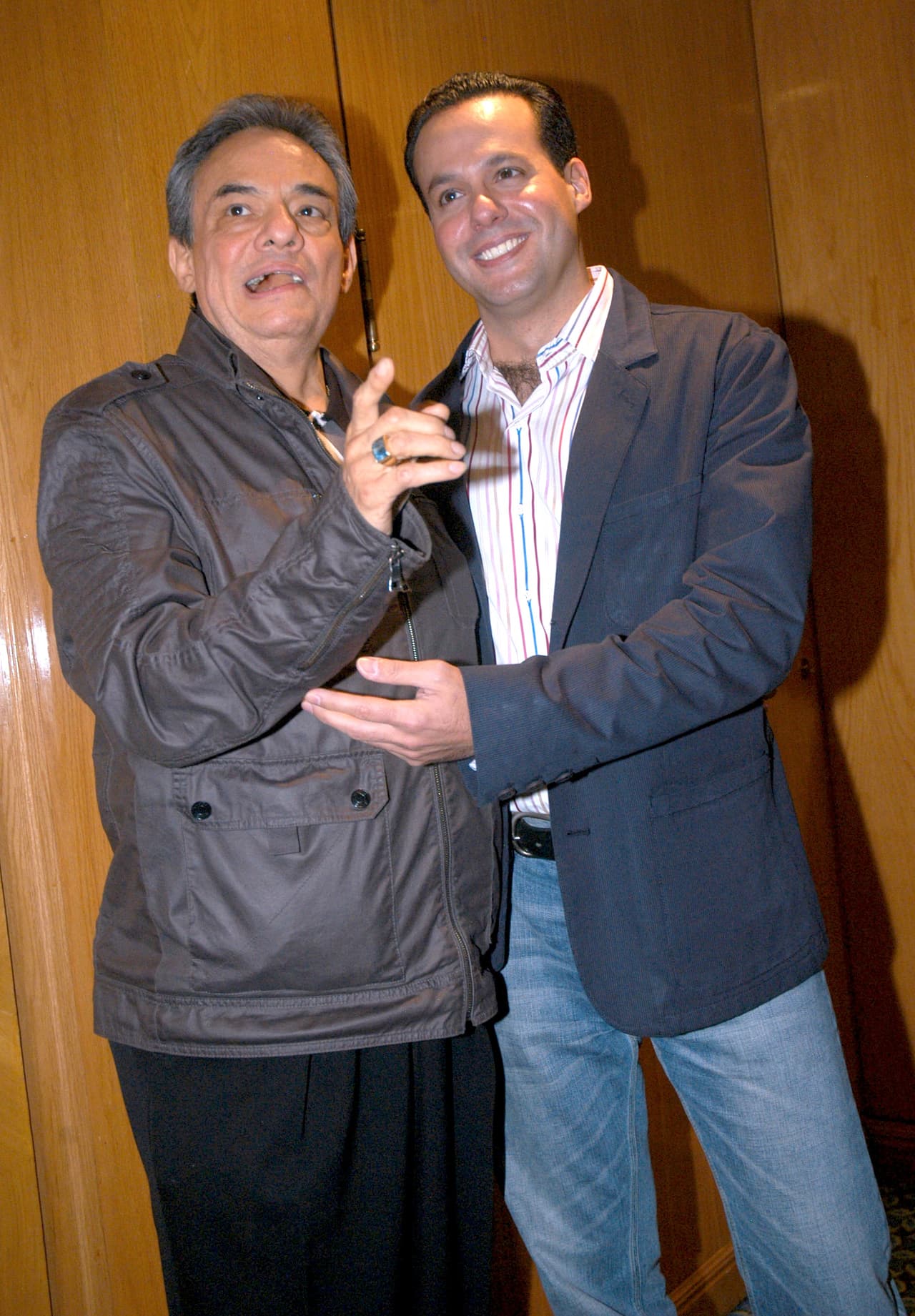 “En ese entonces la señora Sara llevaba la carrera de mi papá, cuando llega aquí (México) comienza esta declaración de guerra, haciéndonos a un lado”, dijo al programa Hoy. Además, añadió que, después de que Sara eligiera que el cantante apareciera en ‘La fea más bella’, estuvo tratando de colocar a su hija en los medios. “Desde ahí empieza esta mala raíz”.