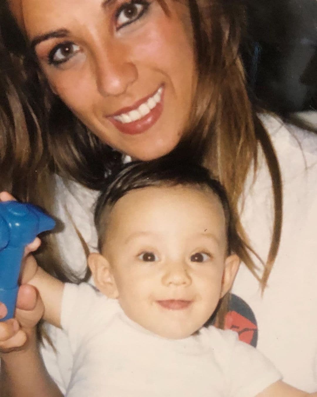 “Yo, de simpática, no encontraba la forma seria de decirle que estaba embarazada, entonces le digo, ‘Oye papá, ¿conoces esta canción que se llama agárrate papá, que vas a ser abuelo?”, a lo que su padre reaccionó impresionado, “¿y por eso te casaste?”, relató.