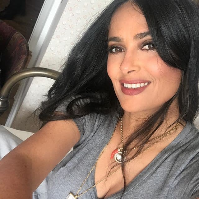 Salma Hayek es el tipo de famosa que es conservadora con su look, por lo que durante décadas ha presumido una melena con su tono de cabello natural, castaño oscuro.