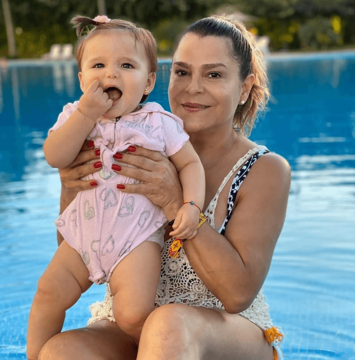 Defendió a su esposa y a su consuegra, pues en la publicación decía que Sharis utilizó ropa “provocativa”, mientras vacacionaban en el rancho de la familia Peniche.
<br>
<br>“Sharis estuvo aquí una semana porque yo las invité. Estuvo ella, su mamá, estuvo mi nieta, mi hijo, mi esposa y lo peor de todo es que dicen que Sharis se me pasea en bikini, como si mi esposa no se viera igual de guapa y preciosa”, declaró el actor.