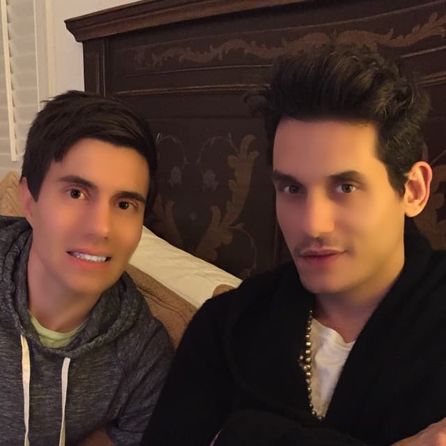 No se sabe si es una broma de John Mayer, pero en esta selfie luce una piel tersa libre de imperfecciones, evidentemente, todo apunta a que utilizó un filtro de su celular para lograr este aspecto.