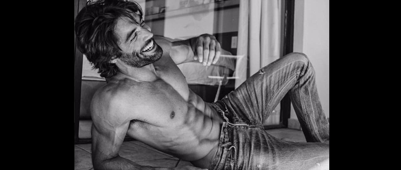 Empezamos con Alejandro Muñoz interpreta a 'Fabrizio Cárdenas' y teme por su vida, pues tiene temas pendientes con 'El Indio' Amaro, los rusos y la ley.