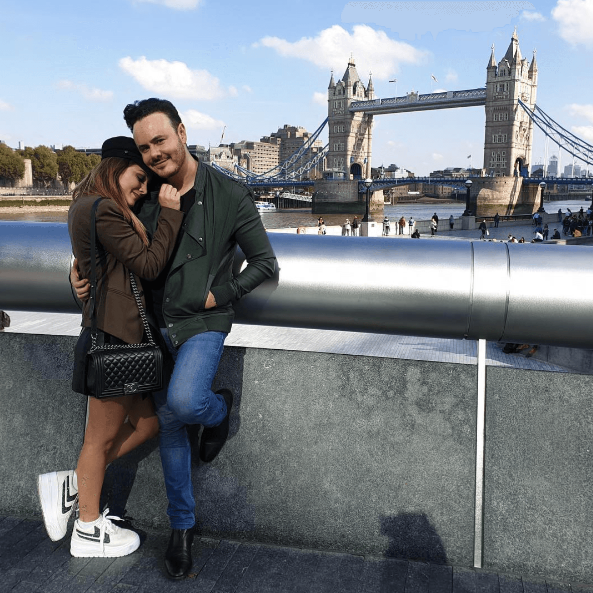 Durante el 2019,
<b>Sherlyn</b> y
<b>José Luis</b> de Río Roma fueron pareja, pero decidieron acabar. Ellos nunca revelaron los motivos, solo dijeron que finalizaron su noviazgo en los mejores términos. Se rumoró una aparente infidelidad por parte de él; esto nunca se confirmó.