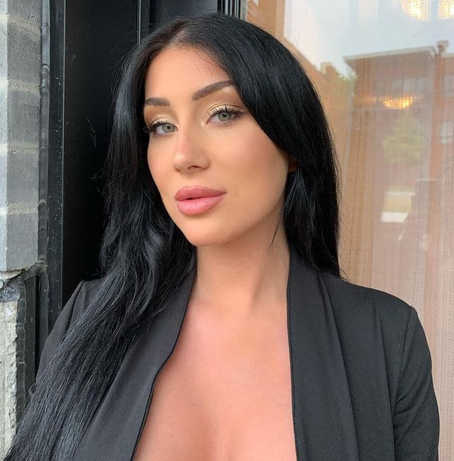 <b>Maquillaje soft-glam </b>
<br>
<br>Gracias a plataformas como TikTok los tutoriales de maquillaje "sencillo" se han convertido en una tendencia, tal y como nació la idea de llevar elaborados looks de con estilo de los años 20 a una versión más relajada y sencilla, como el soft-glam. La idea principal de este look es difuminar lo más posible diferenes sombras en tonos nude y crear un diseño de cuenca alargado para lograr una mirada con forma de almendra.