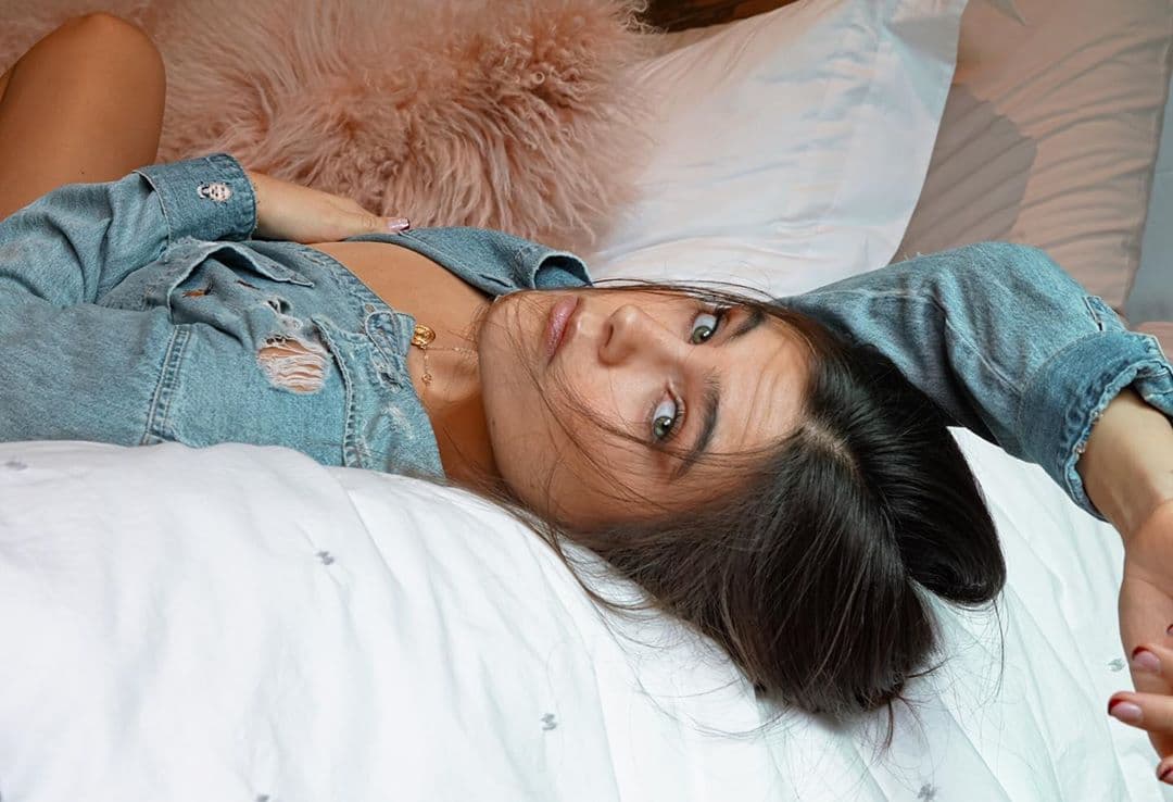 Además de sus espectaculares imágenes, otra cosa por la que roba miradas Romina es por el enorme parecido que tiene con sus padres, pero sobre todo con Jorge Poza, de quien heredó la mayor parte de sus genes.