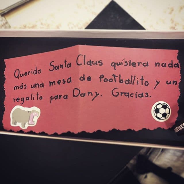 En otra foto, José Luis Santiago compartió una tierna carta de la infancia en la que pide a “Santa Claus” un regalo para su hermana: “Querido Santa Claus, quisiera nada más una mesa de footbollito y un regalo para Dany. Gracias”.