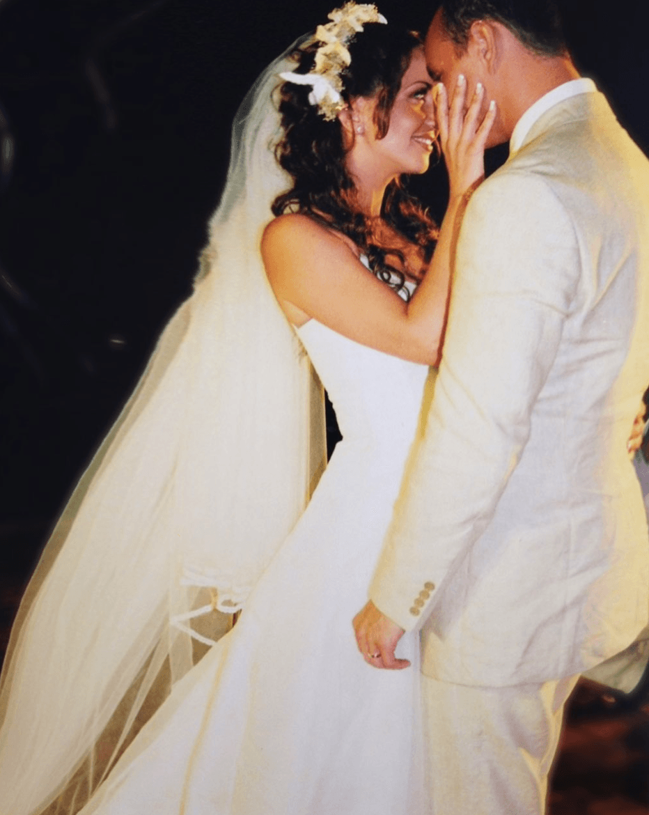 Con fotos del día de su boda, es como ambos celebraron en redes sociales sus 20 años juntos. Andrea Legarreta compartió esta y en el pie de la publicación escribió: “Hoy te vuelvo a elegir, hoy deseo vivir hasta el último día que me quede de vida a tu lado, en amor, en empatía, en paciencia, en compromiso, en entrega... te amo”.