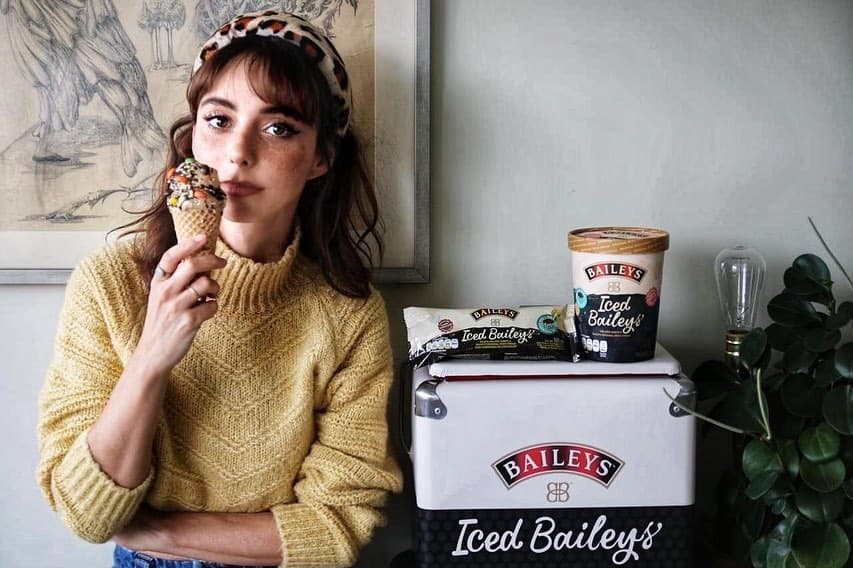 Las maxidiademas no siguen presentes en las tendencias para Otoño-Invierno, sin embargo, a diferencia de años anteriores, la propuesta en looks como el de Natalia, es jugar más con las texturas, estampados y colores, más allá de los tonos sobrios y básicos de la temporada.