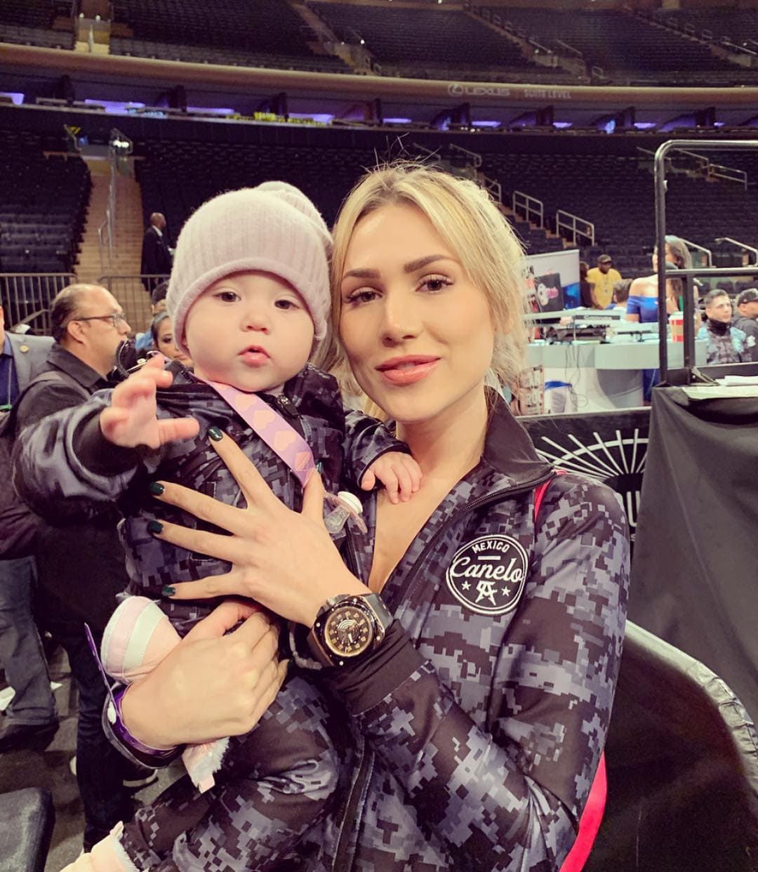 Pero también ha tenido la oportunidad de apoyar a su padre en los momentos más importantes, e incluso, se ha subido al ring con él en más de una ocasión.