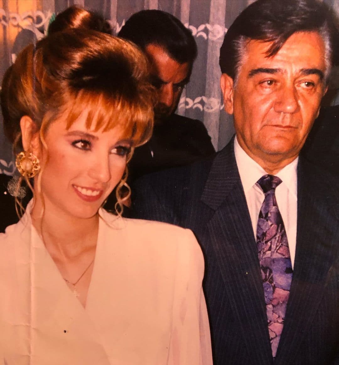 En anteriores ocasiones, la actriz reconoció que su padre no podía entender por qué su hija de tan solo 23 años deseaba casarse, sin embargo, pese a estar en contra de eso, siempre la apoyó incondicionalmente.
<br>
<br>“Ahí estaba yo… disfrazada de señora a los 23 años, casándome (con Paly adentro de mi panza), con mi papá (encabronado) pero a mi lado. Sin entender por qué me casaba tan chiquita y justo ‘recién graduada de actriz’”, compartió Consuelo.