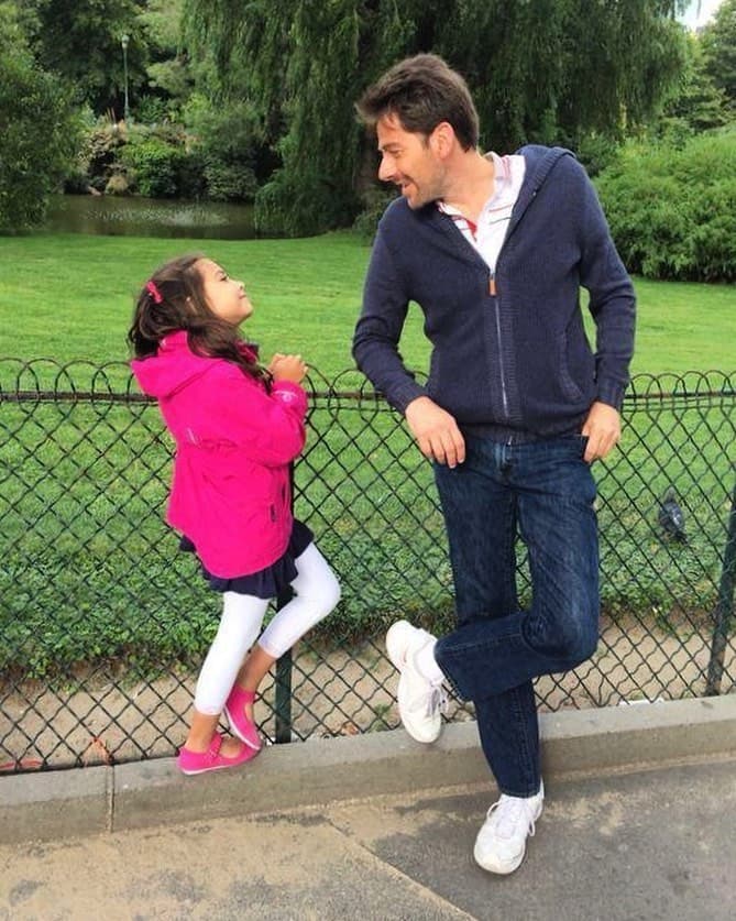 Para Eduardo este sería su segundo matrimonio. El primero fue con Mónica Abín, una querida productora de cine y televisión (‘El Diván de Valentina’ y ‘21 Gramos’ y ‘Amores Perros’) con quien tuvo dos hijas, y quien falleció en septiembre del 2017.