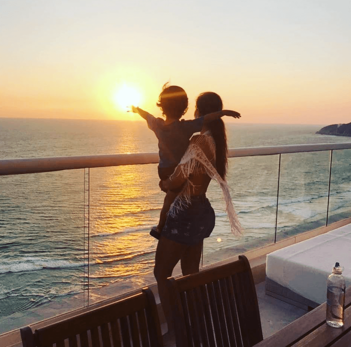 Son contadas las veces en que Ninel Conde publica una fotografía de alguno de sus dos hijos. La mayor, Sofía, a quien procreó con el actor Ari Telch, tiene 22 años y actualmente radica en Estados Unidos. El segundo tiene 5, se llama Emmanuel y lo tuvo con el empresario Giovanni Medina. Se desconoce por qué el “Bombón Asesino” mantiene a sus retoños fuera de la mira del espectáculo.