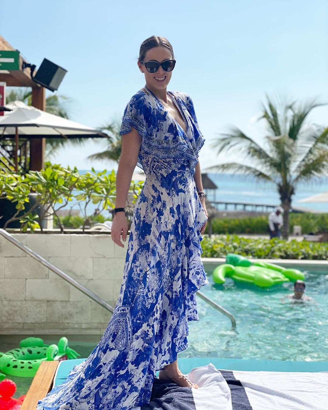 Finalmente, la también actriz compartió un look playero con un maxi-dress en Azul Clásico, tono elegido por Pantone como "El color del 2020".