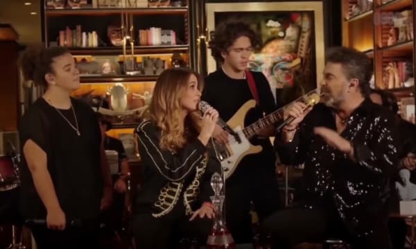Lucerito y José Manuel Mijares interpretaron junto a sus padres el tema 'El Privilegio de Amar'.