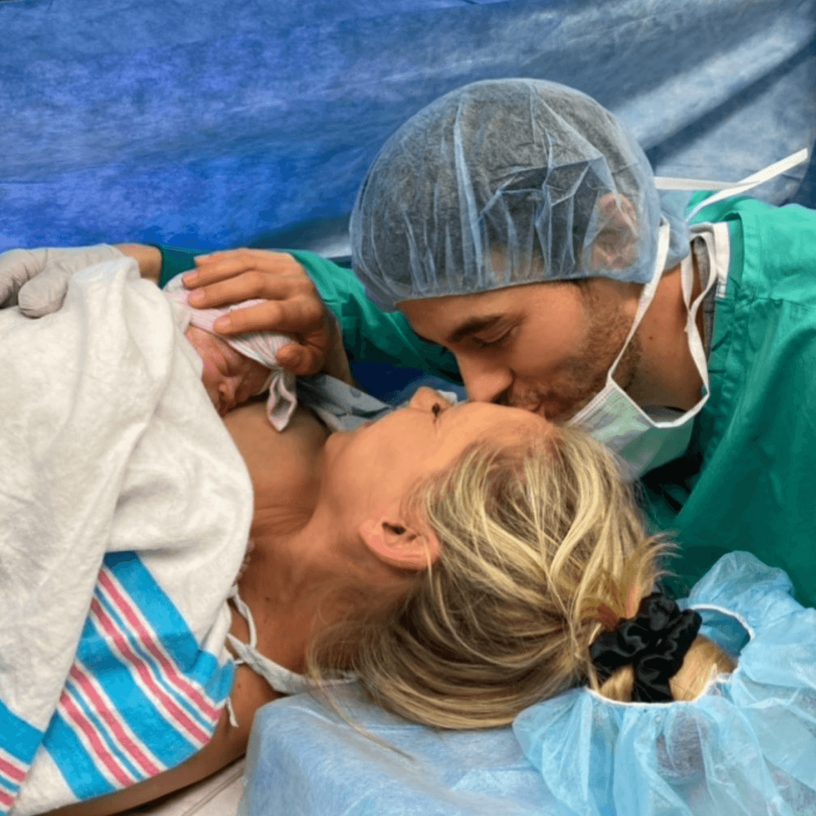Aquí una tierna foto del momento en que tuvieron por primera vez a su bebita en sus brazos.