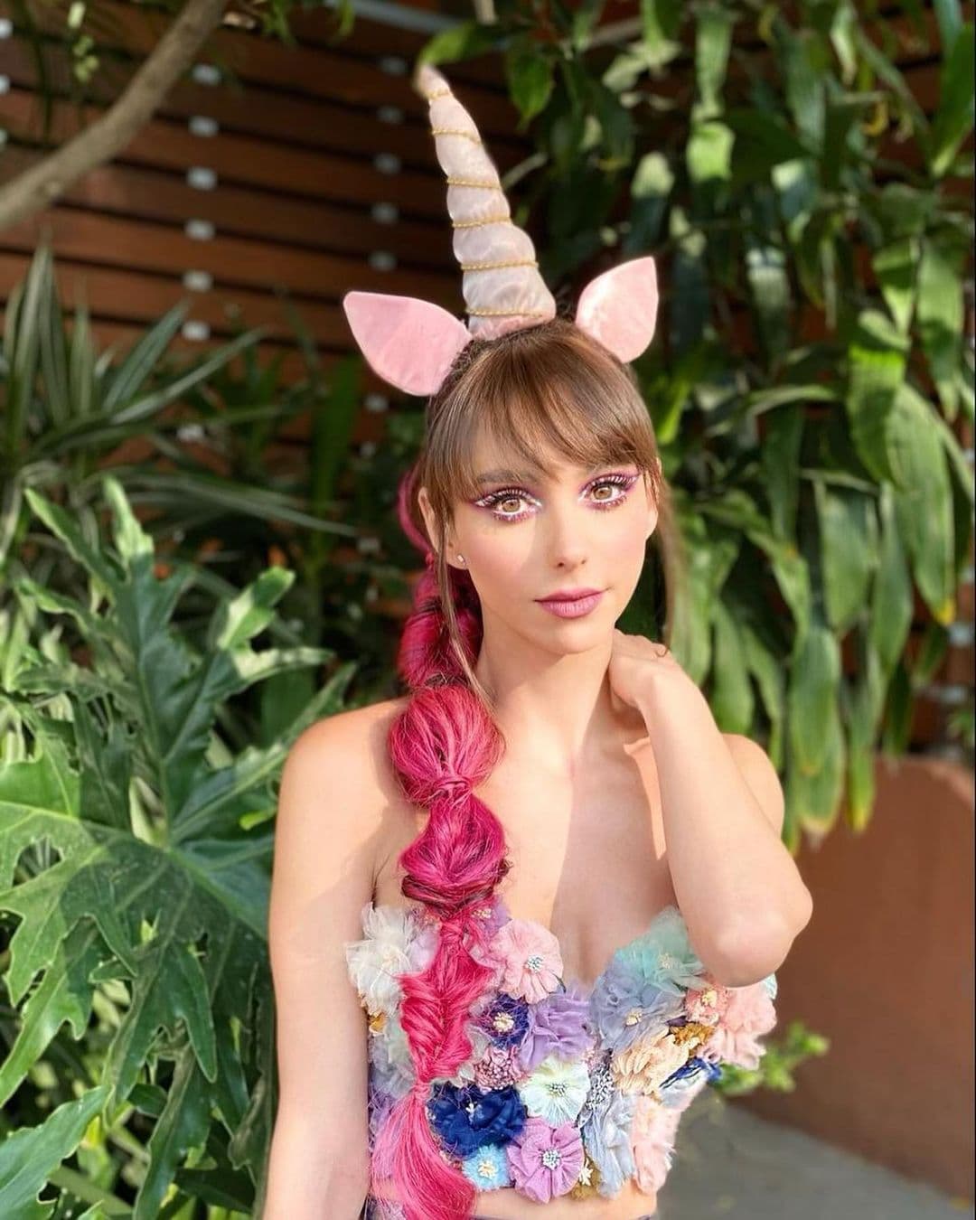 Con largas extensiones color rosa, Natalia presumió un look lleno de magia, al estilo de Unicornio.