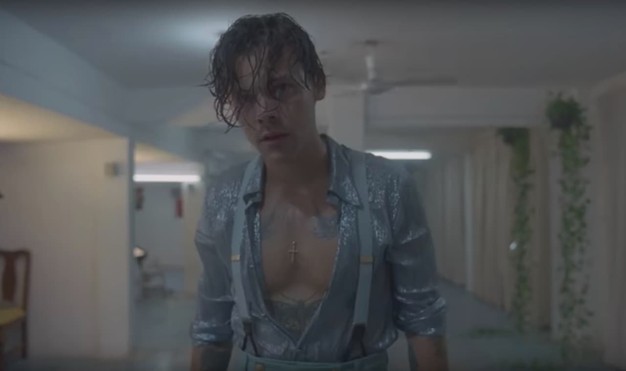 Fue en ese mismo video que Styles apareció con este look, monocromático: pantalones amplios que le llegan a la cintura, acompañados de tirantes y una camisa abierta. Aunque por las luces y la corrección de color se ve morado o azul, en realidad se trata de un conjunto rosé gold confeccionado a su medida, también de Gucci.