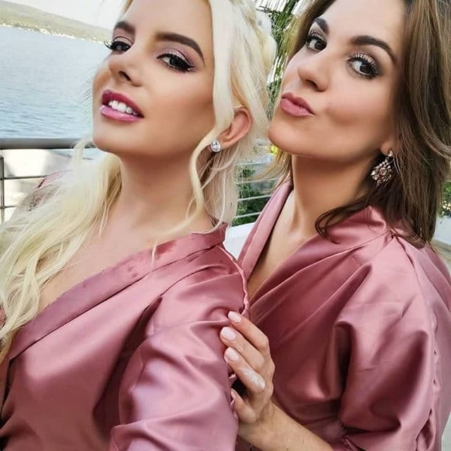 Zoraida Gómez y Fuzz, ex compañeras de Rebelde, fueron dos de las damas de honor que acompañaron a Dulce María.