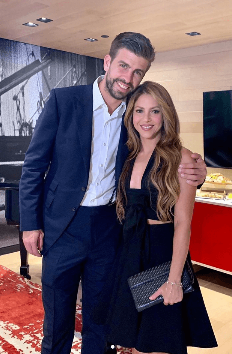 Nada ha podido separar a Shakira y al futbolista español, Gerard Pique. La cantante es 10 años mayor que él, pero eso no ha impedido que sean felices y puedan hacer una linda familia junto a sus dos hijos: Milan y Sasha. Ya casi 10 años de estar juntos y disfrutando de su amor.