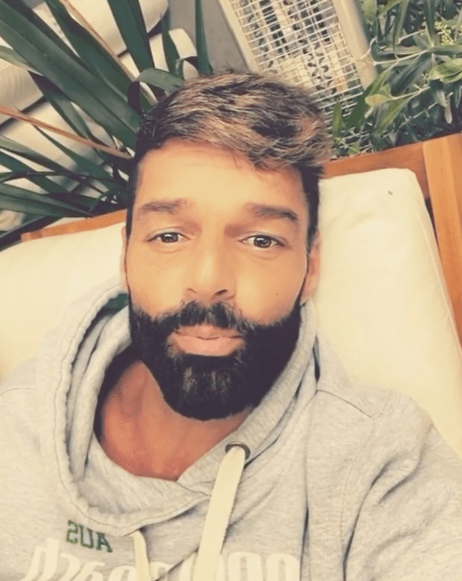 Poniendo de ejemplo lo que están viviendo sus amigos que radican en China e Italia, es como Ricky Martin informa a sus millones de seguidores lo que está pasando a nivel mundial. “Lo único que podemos hacer el día de hoy, es tomar esa decisión responsable de quedarnos en casa, como ciudadanos pensantes la información que tenemos nos dicen que la única manera que podemos detener este monstruo es con distanciamiento social…”