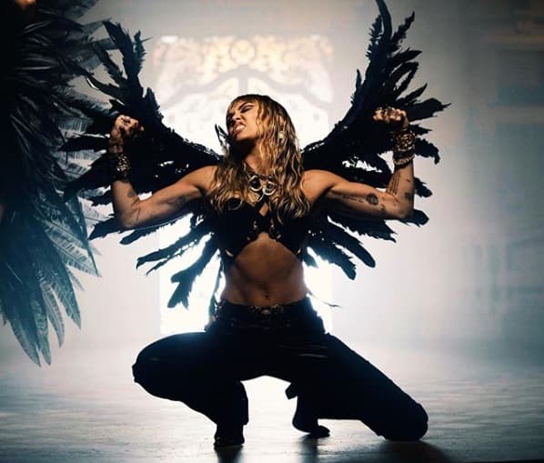 Miley ha pasado por muchos cambios en su apariencia para poder encontrarse a sí misma y sentirse cómoda en su cuerpo. Eso mismo la ha llevado a tener el valor y la fuerza para ignorar las críticas.