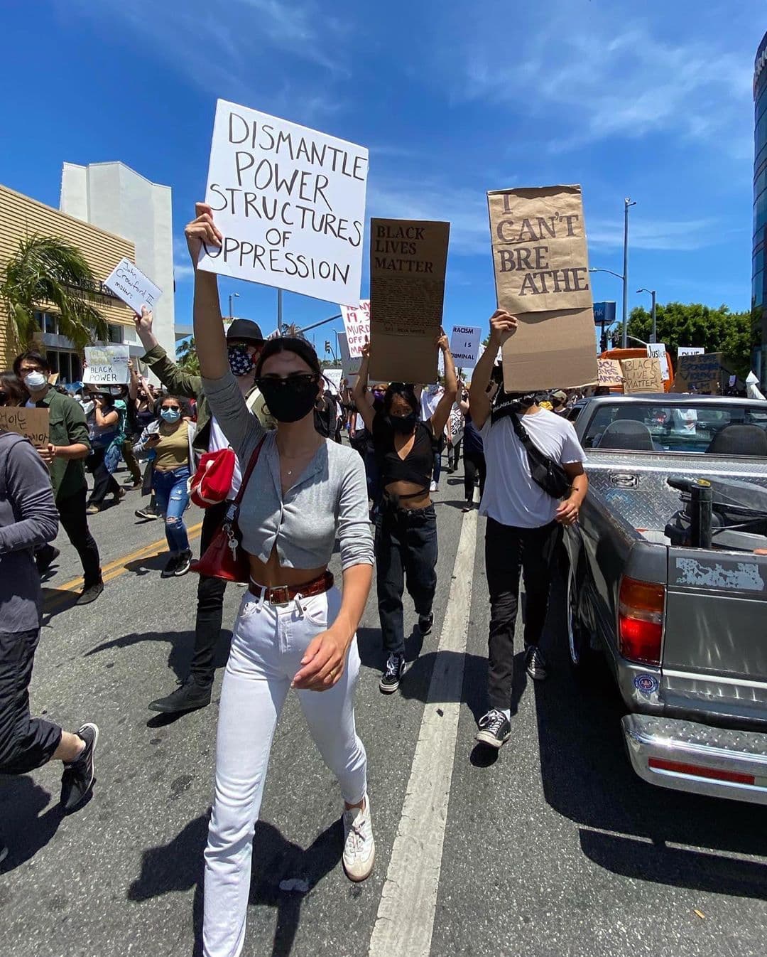La modelo y actriz Emily Ratajkowski también asistió a la marcha.
<br>
<br>“La cobertura que los medios le han dado a las protestas de Los Angeles son una completa mi*rda. La policía está militarizada y los civiles no tienen armas. Estas no son protestas violentas, pero ellos han llegado con verdaderas armas. Los disturbios son el lenguaje de los que no son escuchados, ¡hay que intentar escucharles!”, escribió la modelo en redes sociales.