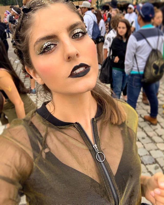 Prueba con tendencias de maquillaje alocadas, como glitter, sombra de brillos o labiales en colores extremos.
