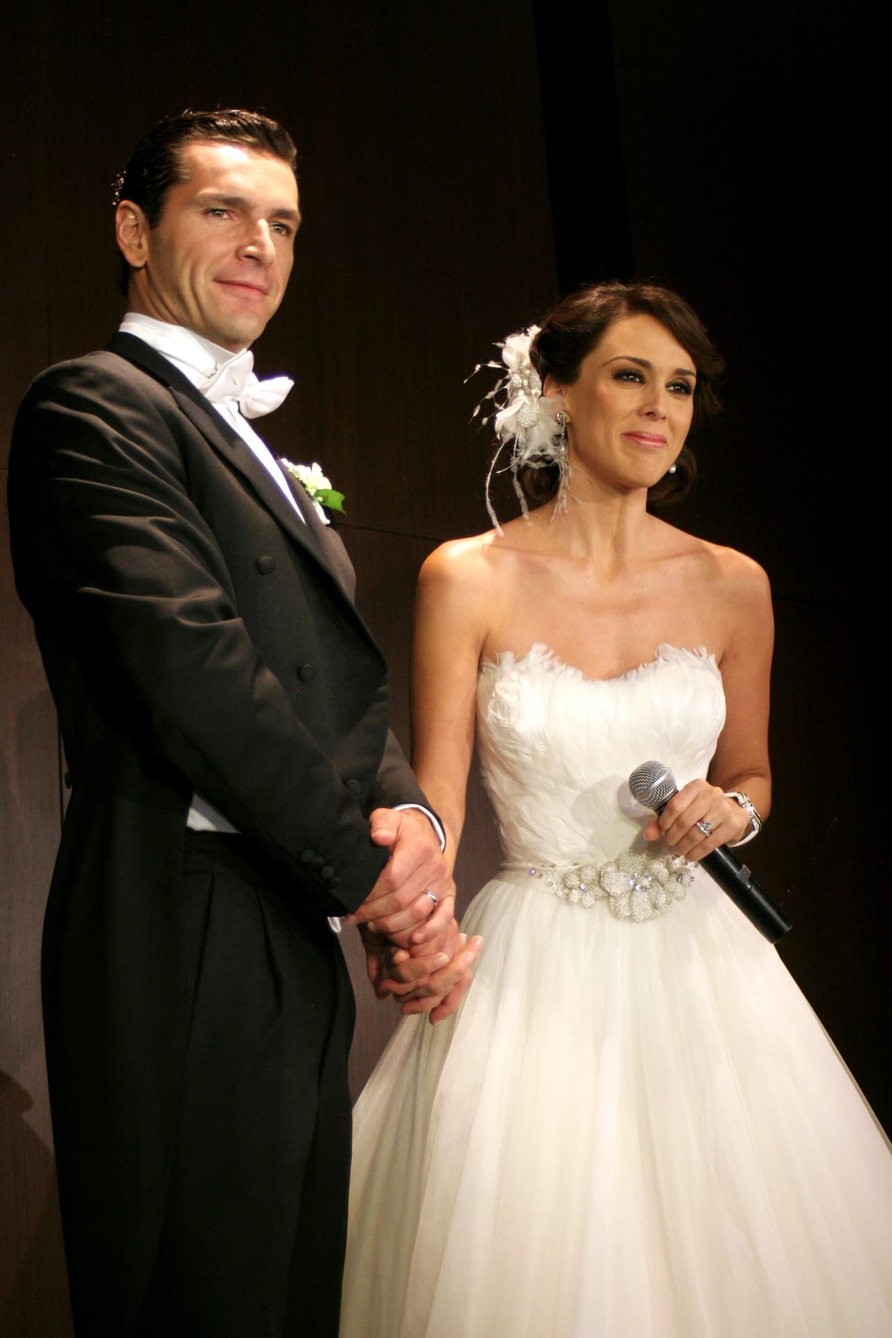 Han pasado 8 años desde que Jacqueline Bracamontes y Martín Fuentes contrajeron matrimonio en Guadalajara, Jalisco. En aquel momento la conductora y actriz utilizó tres vestidos diferentes; uno para la ceremonia civil, otro para la iglesia y finalmente un tercero para su fiesta.