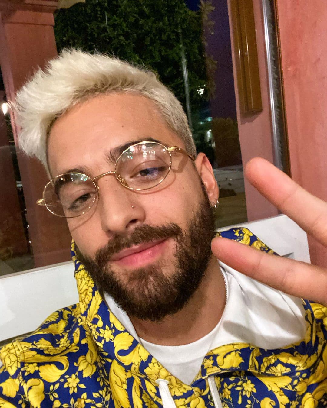 Algo que lo distingue son los prints que utiliza en su ropa, ya sea en trajes hechos a la medida o con un estampado simple. El experto en estilo, Ed Coriano, quien trabaja cerca de otros reggaetoneros, afirma que Maluma es un hombre elegante a pesar de usar playeras sencillas. 
<br>