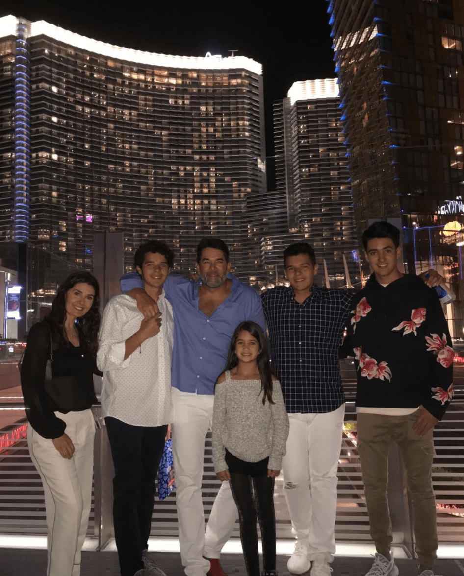 Los tuyos, los míos y los nuestros, así está conformada la familia de 
<b>Mayrín Villanueva</b> y Eduardo Santamarina. Cuando la actriz se casó con el conductor de Miembros al aire, él ya había procreado a los gemelos Roberto y Eduardo con Itatí Cantoral y ella a Romina y Sebastián, fruto de su matrimonio con Jorge Poza. Juntos son padres de Julia y se puede ver lo bien que se lleva esta gran familia.