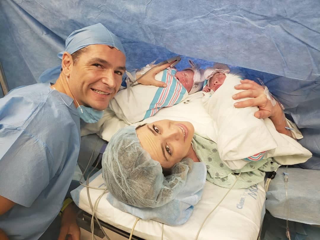 Las pequeñas llegaron al mundo el 20 de diciembre del 2018. El 2 de mayo de este año, la conductora recordó el día del nacimiento de sus pequeñas con esta foto en la que se le ve feliz junto a su esposo.
