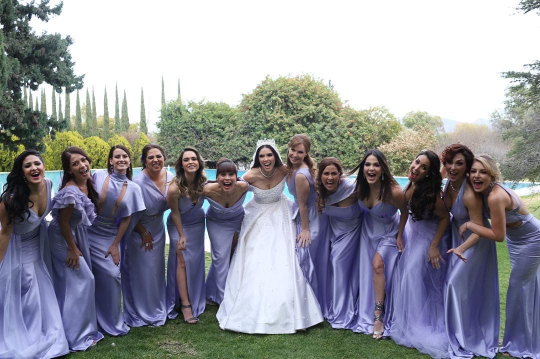 Pese a que el matrimonio entre Marlene Favela y George Seely terminó por disolverse con el paso de los últimos meses, la actriz mexicana no podrá olvidar el día de su boda y el cariño de quienes estuvieron ahí presentes. Entre su séquito de damas, destacaron algunas celebridades mexicanas.