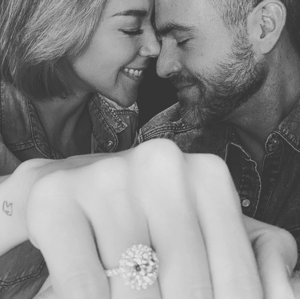 El 2 de mayo anunciaron que se habian comprometido y el 21 de agosto que tendrán a su primer hijo.