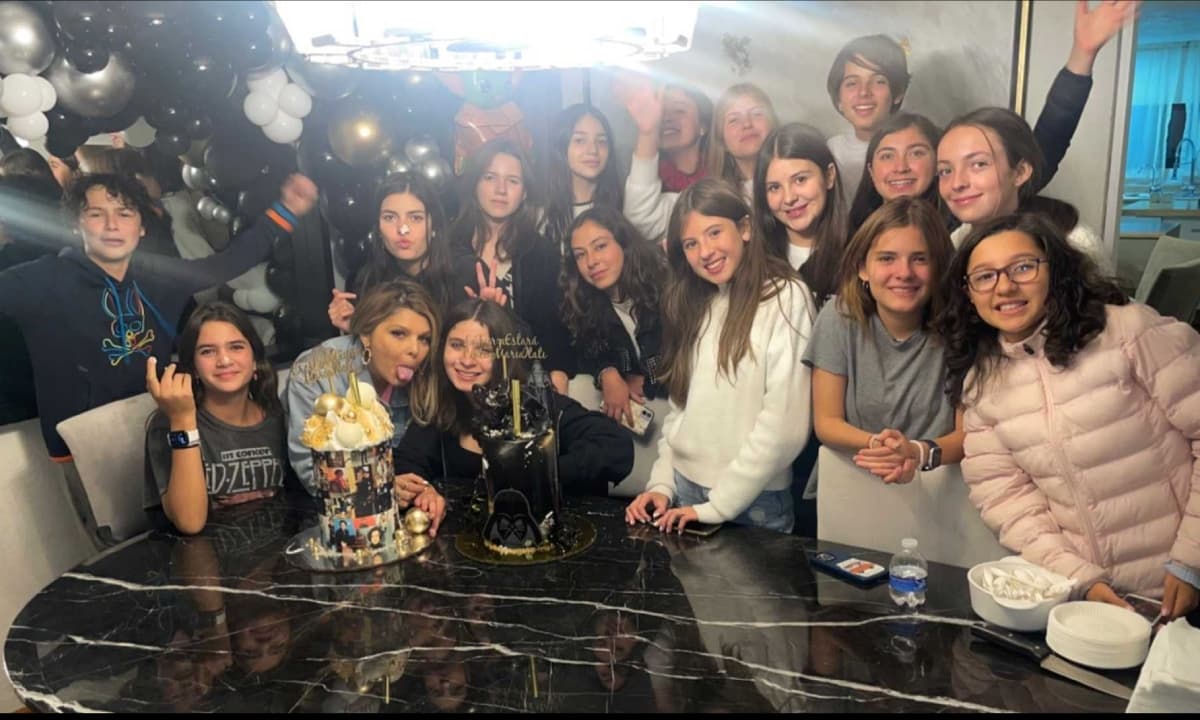 La actriz así apareció junto a Julia y María Itatí